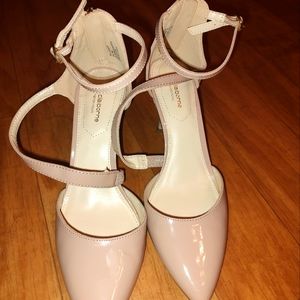 Liz Claiborne size 8 taupe heels